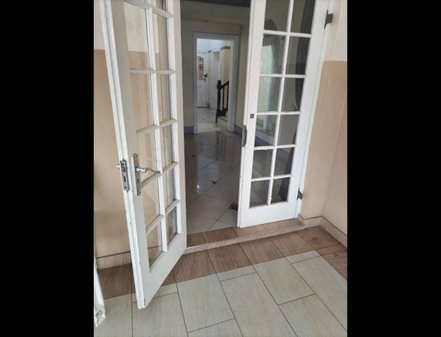 10 BEDROOM HOUSE FOR SALE IN ESSENWOOD